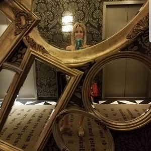 Meet your Posher, Renia